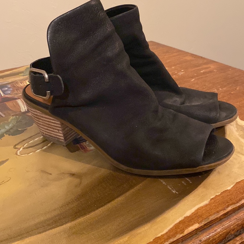 Lucky Brand black leather heeled sandals